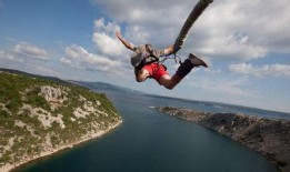 最新爆料蹦极事件新闻发布会,蹦极事件新闻发布会聚焦安全与责任