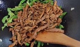 尖椒肉丝爆料怎么做视频,家常美味，轻松学会